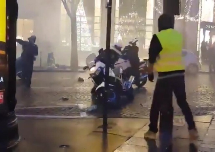  [video] Paryscy policjanci uciekają przed żółtymi kamizelkami na Polach Elizejskich