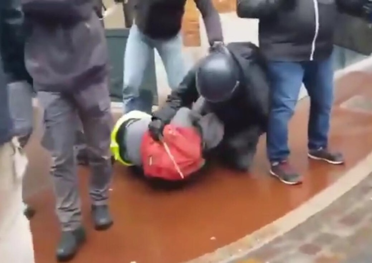  [video] Paryscy policjanci szarpią kobietę. Czy tak "zaprowadza się ład" po europejsku?