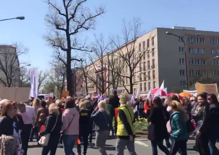  [video] ZNP protestuje pod siedzibą MEN