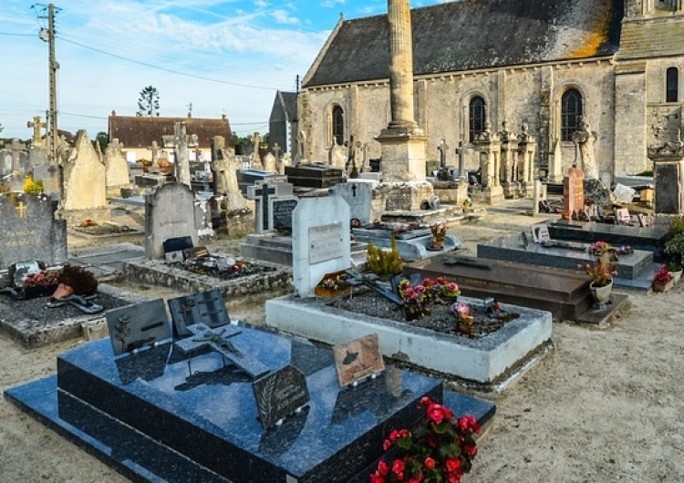  Zdewastowano cmentarz katolicki w Gard we Francji. Sześćdziesiąt połamanych krzyży