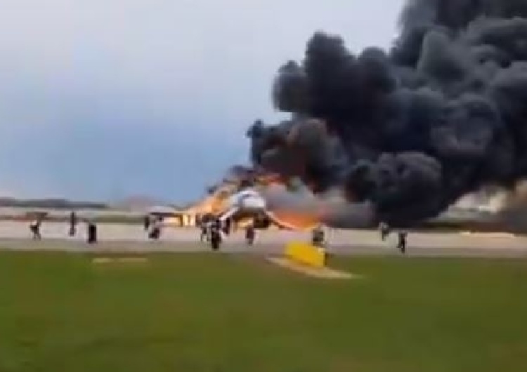 [video] Tragiczne awaryjne lądowanie samolotu w Moskwie. Nie żyje 41 osób