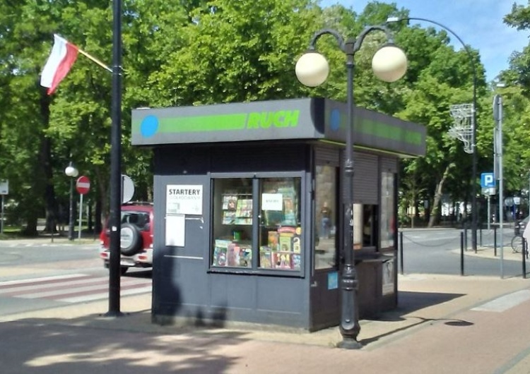 Jeżyce: Kioskarz sprzedający "Gazetę Polską" z naklejką o LGBT oblany nieznaną cieczą