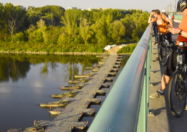 Tomasz Gutry [Nasza Fotorelacja] Wojsko ukończyło most pontonowy, który zatrzyma katastrofę ekologiczną w Warszawie
