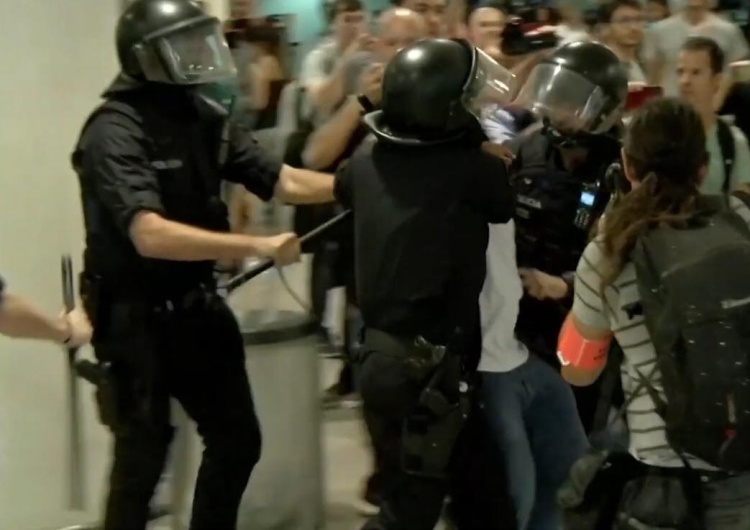  [video] Wielotysięczne protesty w Barcelonie. Policja bije demonstrantów
