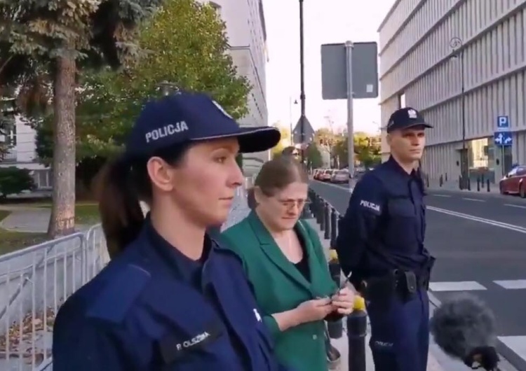  [video] "Obrońcy demokracji" nie pozwolili Krystynie Pawłowicz spokojnie zamówić taksówki pod Sejmem
