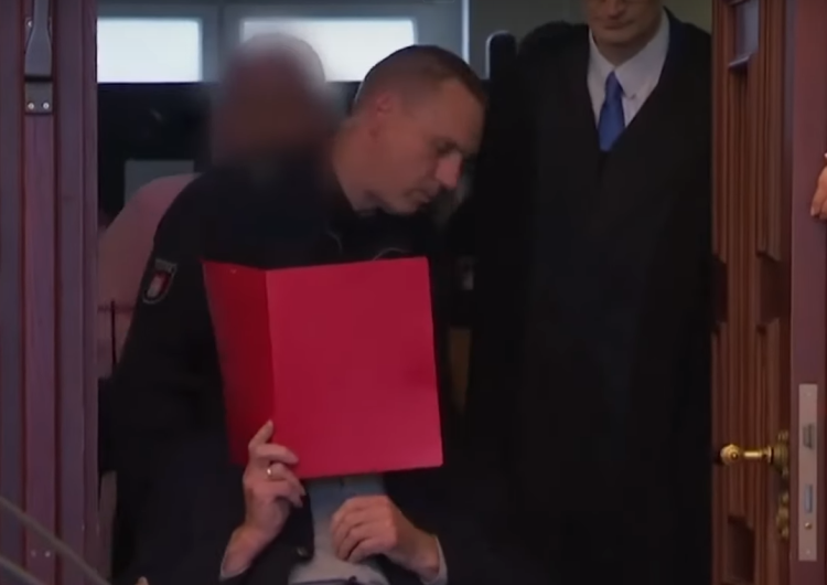 Całą rozprawę zasłaniał swoją twarz. 93. letni żołnierz SS stanął przed niemieckim sądem