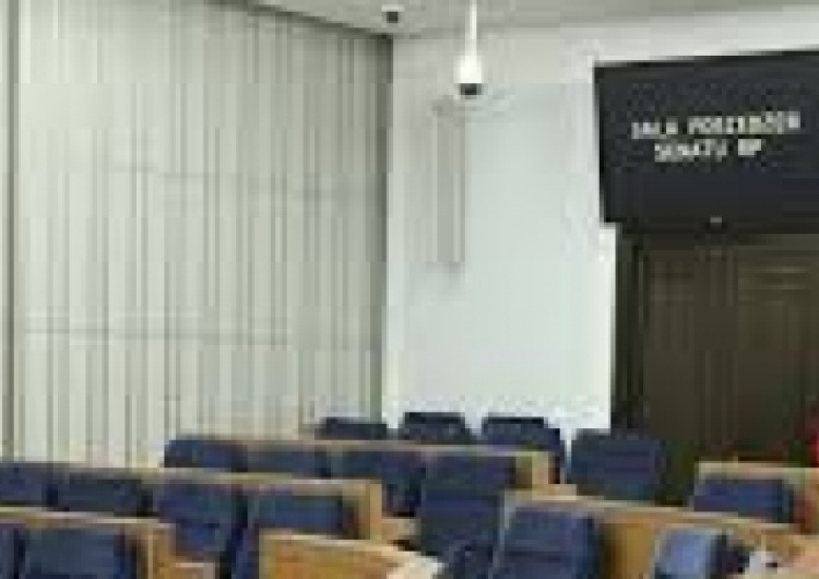 Senat RP Marszałek Senatu z KO zdejmuje połowę polskich flag i stawia unijne