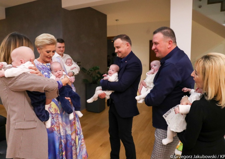 Światowy Dzień Wcześniaka. Prezydent Duda z sześcioraczkami