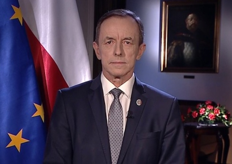 "Też śpicie w garniturze?". Kpiny w sieci po publikacji zdjęć marszałka Grodzkiego w "Super Expressie"