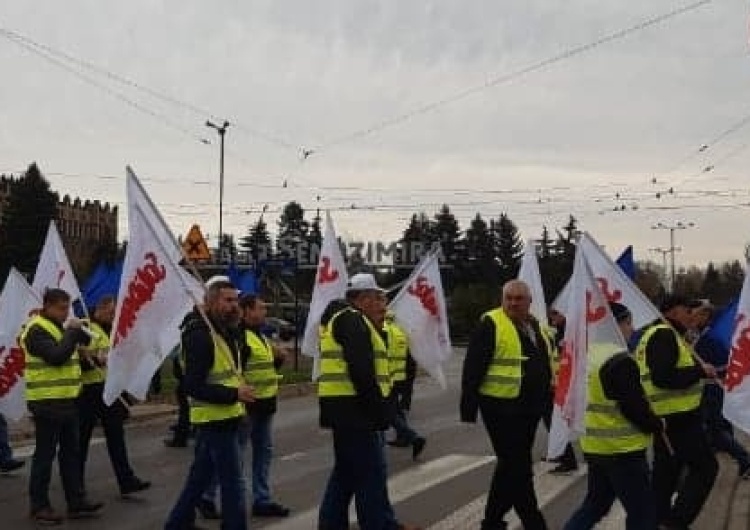 "Teraz Kraków, a potem Dąbrowa, Sosnowiec...". Pod Hutą trwa protest przeciwko wygaszaniu Wielkiego Pieca