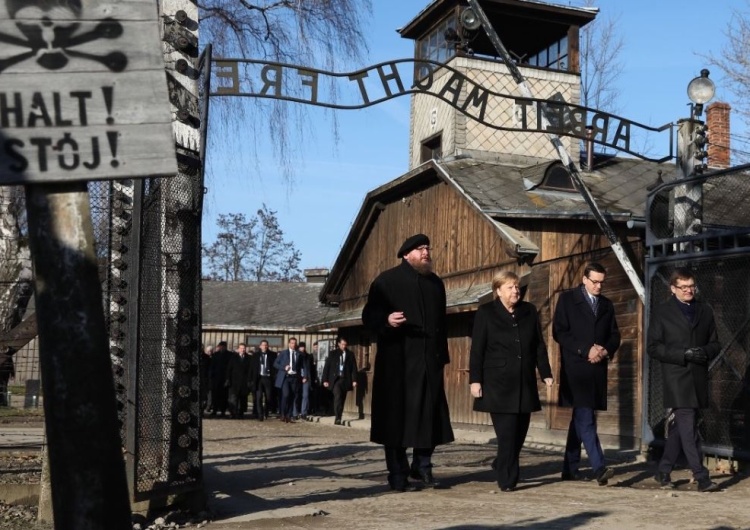 Morawiecki i Merkel odwiedzili Auschwitz. Złożyli wieńce przed Ścianą Straceń