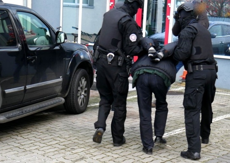 9 zatrzymanych, 30 podmiotów, faktury na 20 mln zł, 60 funkcjonariuszy w akcji. Brawurowa akcja CBA