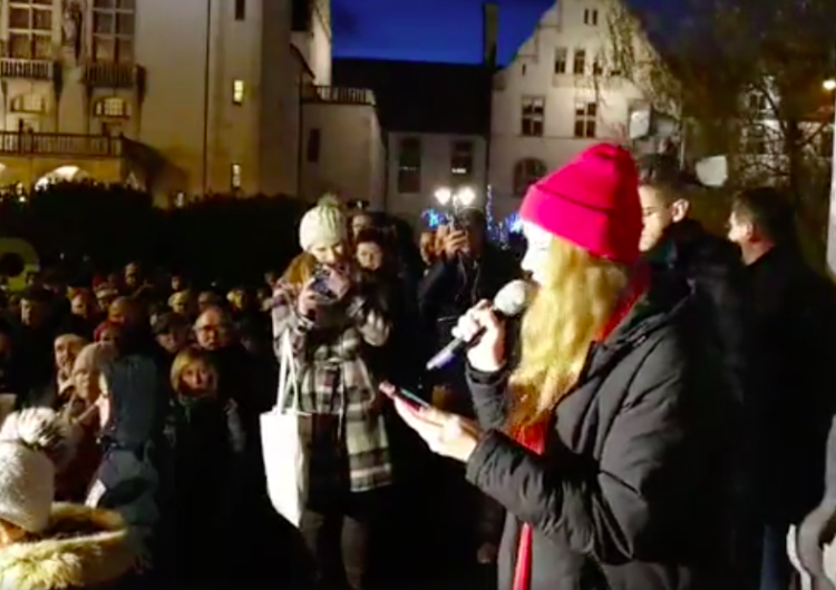 „Nie walczę w obronie sądów”. Niecodzienna sytuacja na „Łańcuchu światła” w Poznaniu