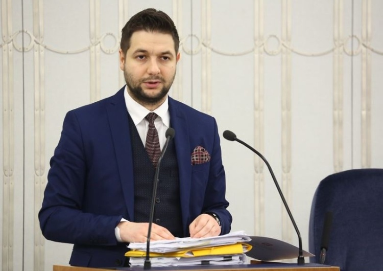 Patryk Jaki: "W Warszawie uchwalono stawki 300, a nawet 600 proc. większe za odbiór śmieci"