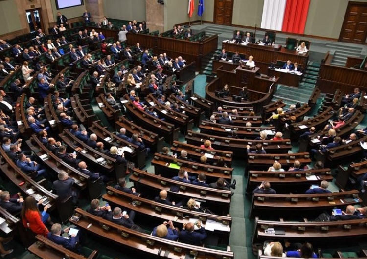  Sejm odrzucił sprzeciw Senatu. Akcyza na alkohol i papierosy wzrośnie. Zobacz jak zmienią się ceny