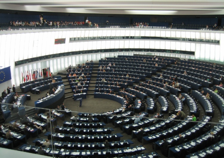  To zdjęcie... Kiepska frekwencja podczas debaty w PE ws. Polski. "Brakuje jeszcze śpiącego Korwina"