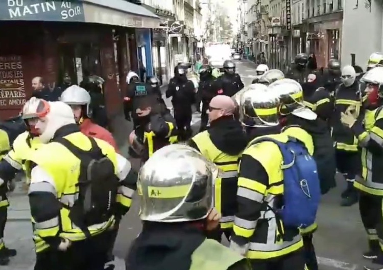  [video] Niepokojące obrazy z Francji? Policja bije strażaków
