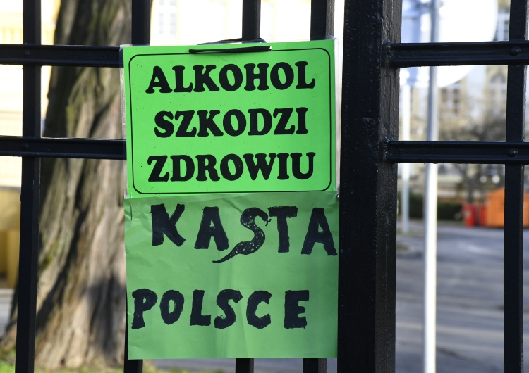 Tomasz Gutry "Alkohol szkodzi zdrowiu, kasta - Polsce". Nasza fotorelacja z demonstracji w obronie reformy sądownictwa