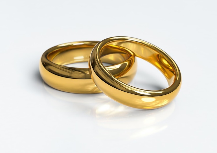  Dwie kobiety zawarły w Warszawie "związek małżeński"? Prawnik: Z pozwem powinien wystąpić prokurator