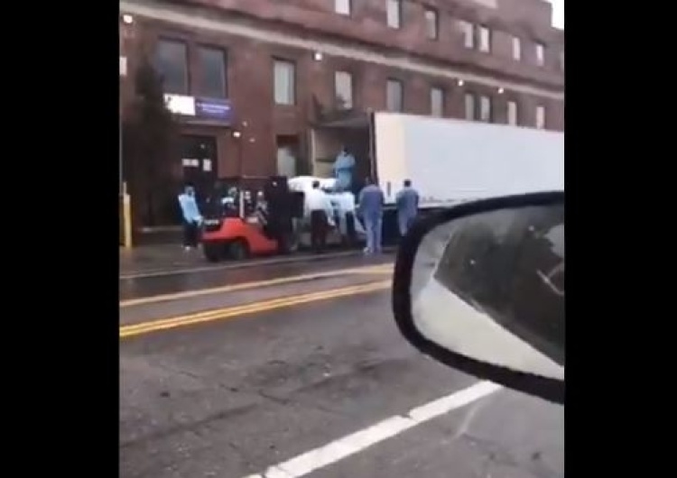  [video] Wstrząsające obrazy z Nowego Jorku. Zmarli wkładani do samochodów-chłodni