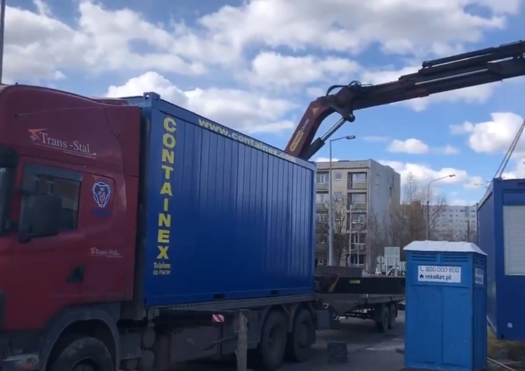  [video] Tak szpital zakaźny w Poznaniu radzi sobie z epidemią: 22 kontenery posłużą jako izolatki 
