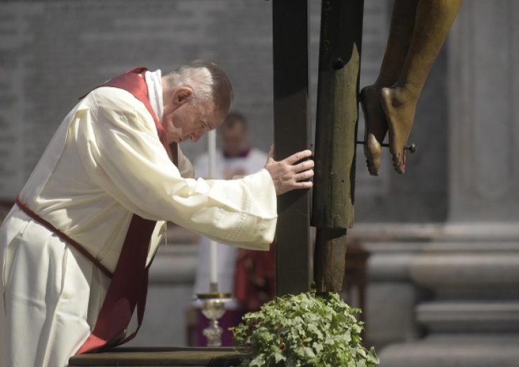 Papież Franciszek: ukrzyżowani doby pandemii to lekarze, pielęgniarki, zakonnice, księża