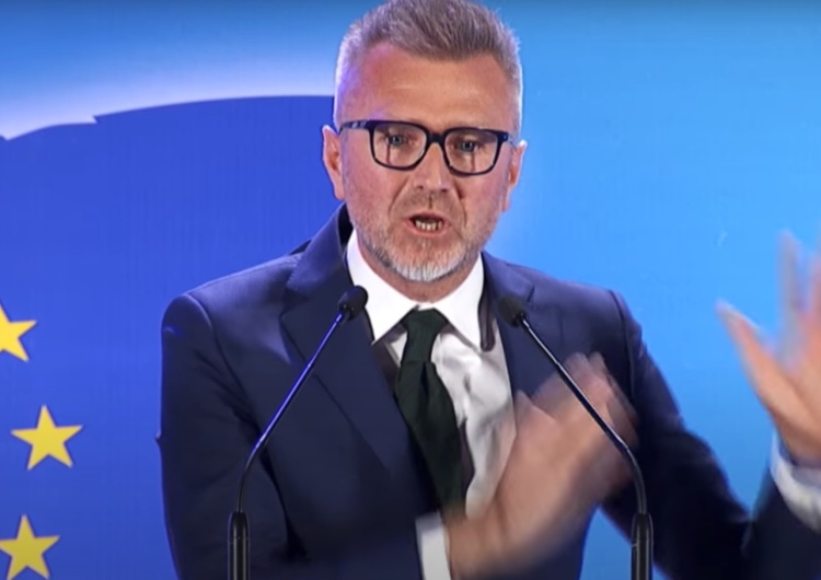 "Lead wprowadza w błąd". Tak tłumaczy się autor tekstu "Dlaczego kapłanów nie ma z narodem?" w Newsweeku