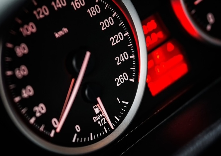 Biegli: Kolumna poruszała się z prędkością miejską - od 50 do 60 km/h