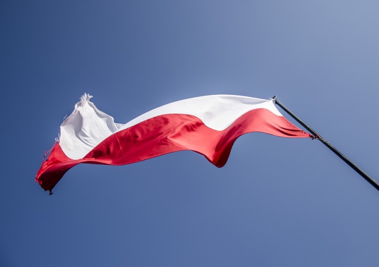  Kombatanci apelują o wszczęcie z urzędu postępowania wobec mężczyzny, który spalił polską flagę