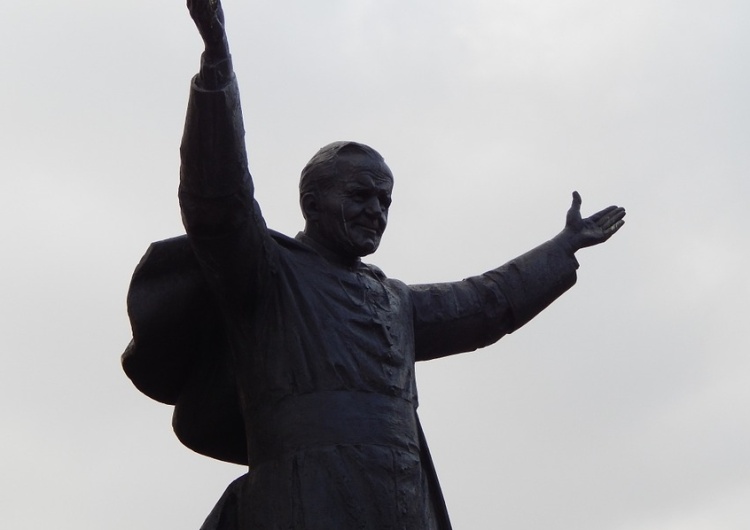  Profanacja pomnika Jana Pawła II w Toruniu. Namalowano nieprzyzwoite rysunki, zamalowano twarz