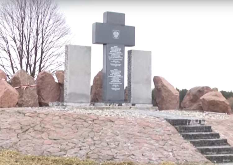  [video] Ukraińcy odbudowali krzyż-pomnik w Hucie Pieniackiej, zniszczony w styczniu