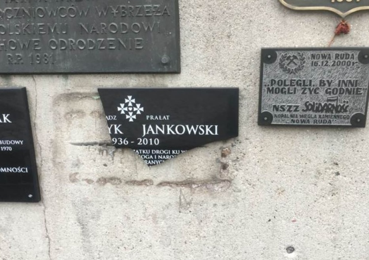  Gdańsk. Na placu Solidarności zniszczono tablicę poświęconą ks. Jankowskiemu