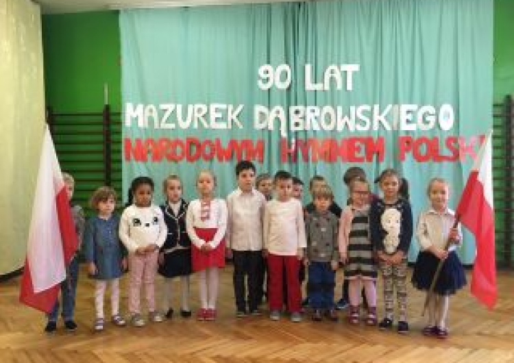  Jarasz: Zabrze.Z okazji 90. rocznicy ustanowienia hymnu Polski, odśpiewano go uroczyście w wielu szkołach