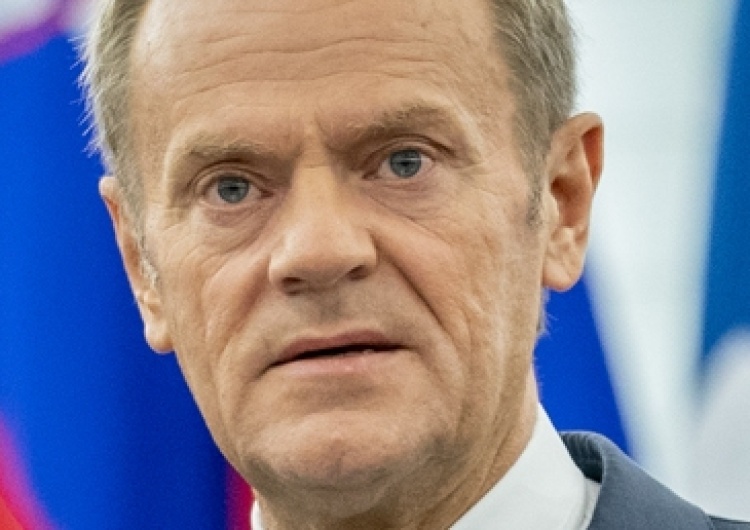 Profanacja figury Chrystusa w Warszawie. Tusk: "Jezus zawsze stał po stronie..."