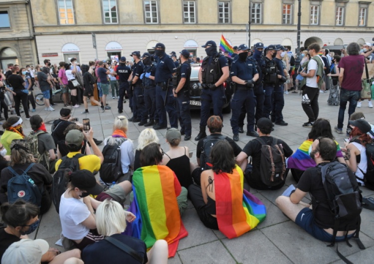 Aktywiści LGBT zatrzymani po piątkowych manifestacjach opuścili komendy z postawionymi zarzutami