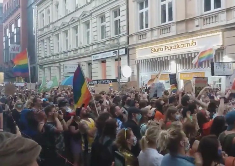  [video] ""Je.ać PiS". Mowa miłości na demonstracji LGBT w Poznaniu. Dziennikarz GW: "To zbiorowa terapia"