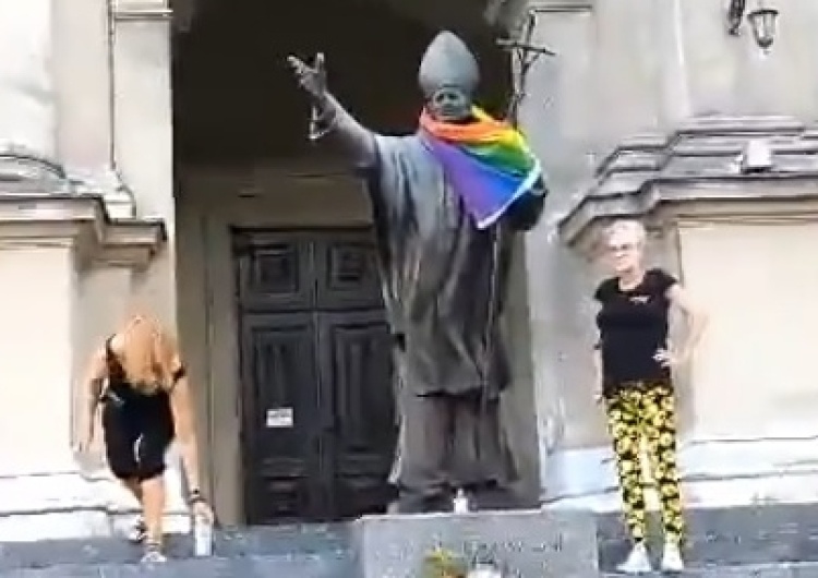 Screen [video] Obywatele RP wyczuli krew. "Babcia Leokadia" wiesza flagę LGBT na figurze JPII