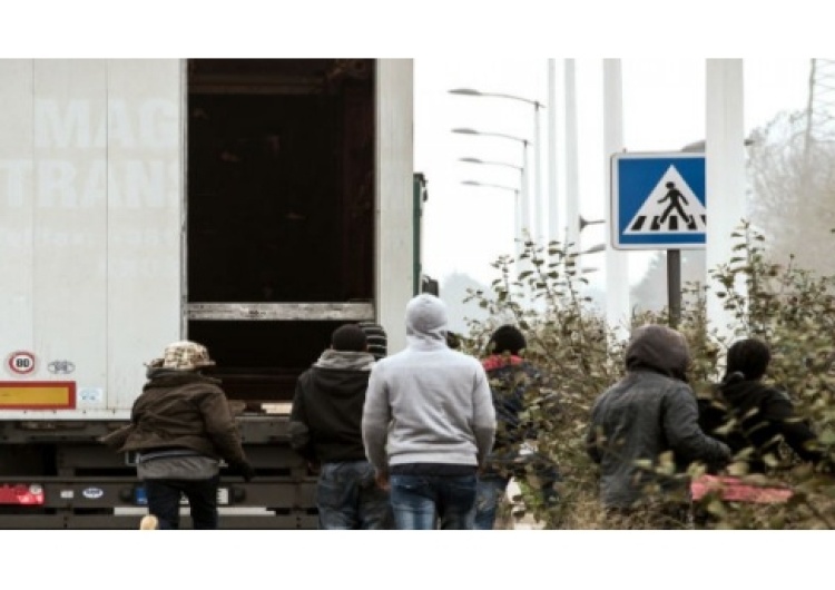 Paryż: likwidacja koczowiska dla imigrantów