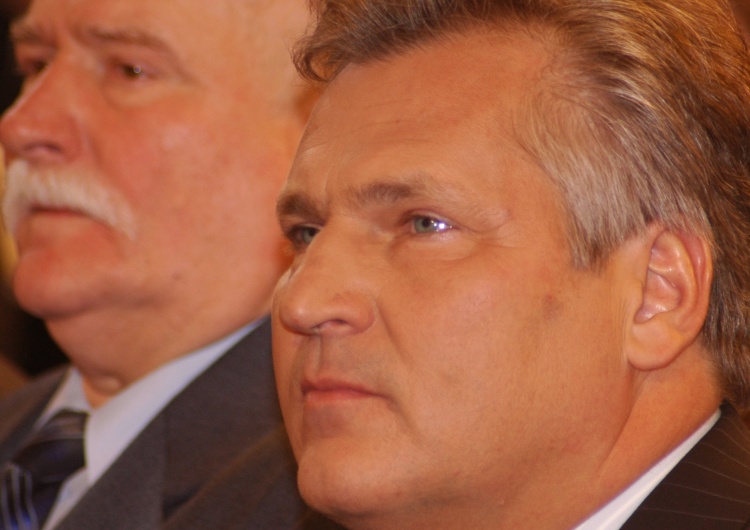 T. Gutry Kwaśniewski i Wałęsa sprzeczają się o to, który dał władzę Kaczyńskiemu