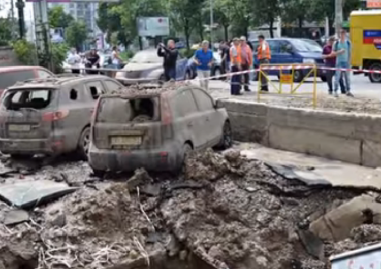  Demolka na ulicy w Kijowie w wyniku testu sieci ciepłowniczej [video]