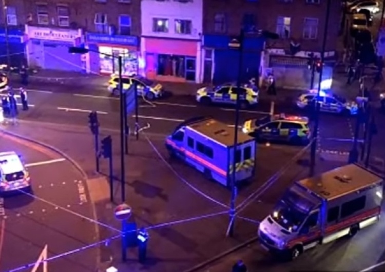 Atak w Londynie: kierowca furgonetki wjechał w ludzi w pobliżu meczetu