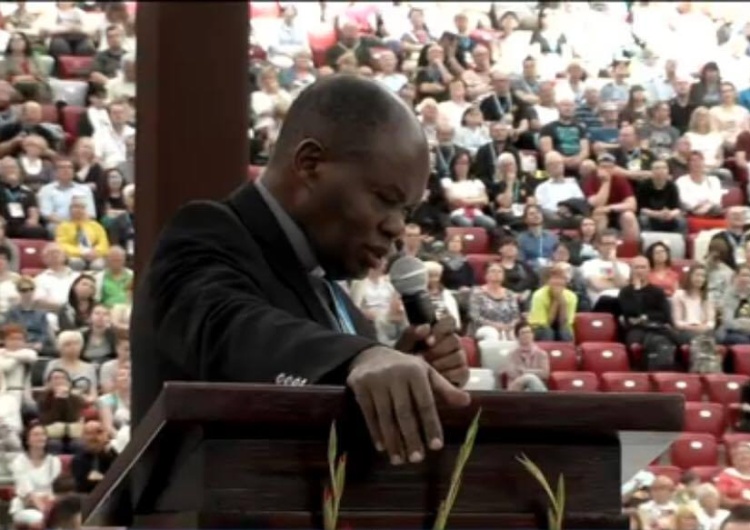  [video] W rekolekcjach z o. Johnem Bashoborą "Jezus na Stadionie" bierze udział ponad 60 tys. osób