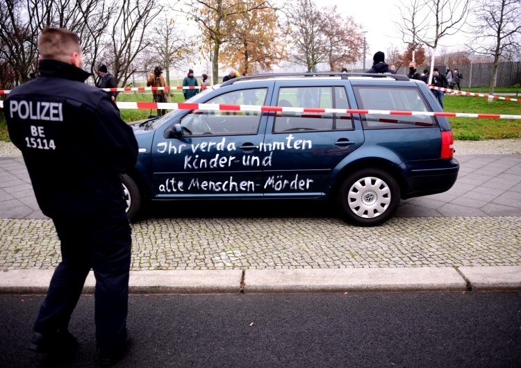 [Pilne] Samochód wjechał w bramę urzędu Angeli Merkel. Na