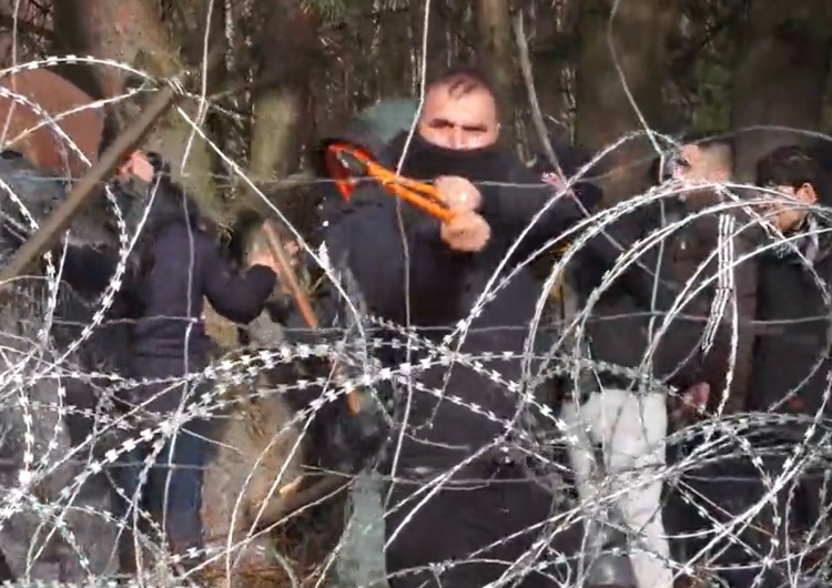 [VIDEO] Migranci Przecinają Ogrodzenie Na Granicy Z Polską ...