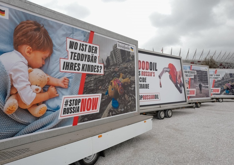 Bilboard prezentujący kampanię #StopRussiaNOW / gov.pl/premier Akcja #StopRussiaNow na celowniku Onetu? Opublikowano pytania dziennikarza