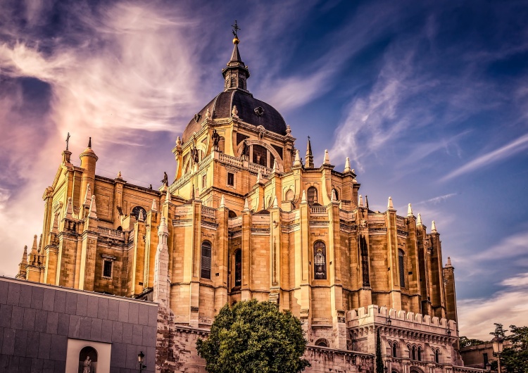 Katedra Almudena w Madrycie Ciekawe... Hiszpanie coraz chętniej wspierają Kościół finansowo. W tym roku to rekordowa kwota