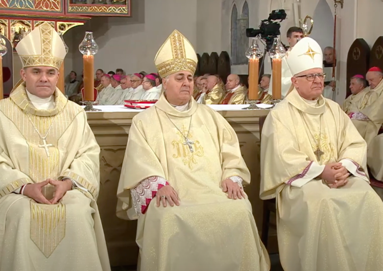 Od lewej:  bp Zbigniew Zieliński, abp Salvatore Pennacchio, bp Edward Dajczak Ingres biskupa Zbigniewa Zielińskiego do koszalińskiej katedry