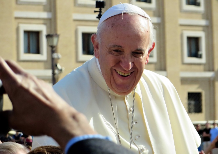 Papież Franciszek Papież przed „Anioł Pański”: Nauczmy się dostrzegać światło Bożej miłości