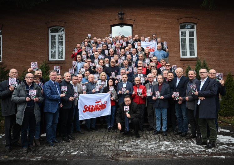 członkowie Komisji Krajowej z kartkami pocztowymi dedykowanymi białoruskim opozycjonistom  Solidarność: Nie wolno nam zapominać o tragedii narodu białoruskiego