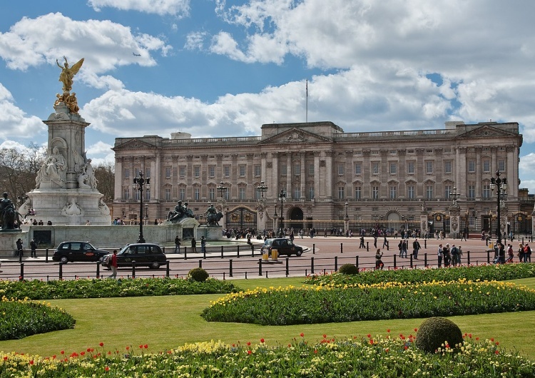 Pałac Buckingham Atak na Pałac Buckingham. Członek rodziny królewskiej oskarżony o rasizm